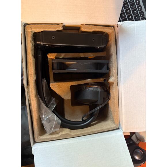 EVGA CLC 120mm Closed Loop CPU Liquid Cooler | Intel LGA Support | Open Box - Picture 3 of 5